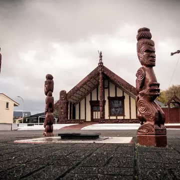 Intricate Māori carvings outside Tama-te-Kapua Meeting House in Ohinemutu, Rotorua © sljones / Getty Images