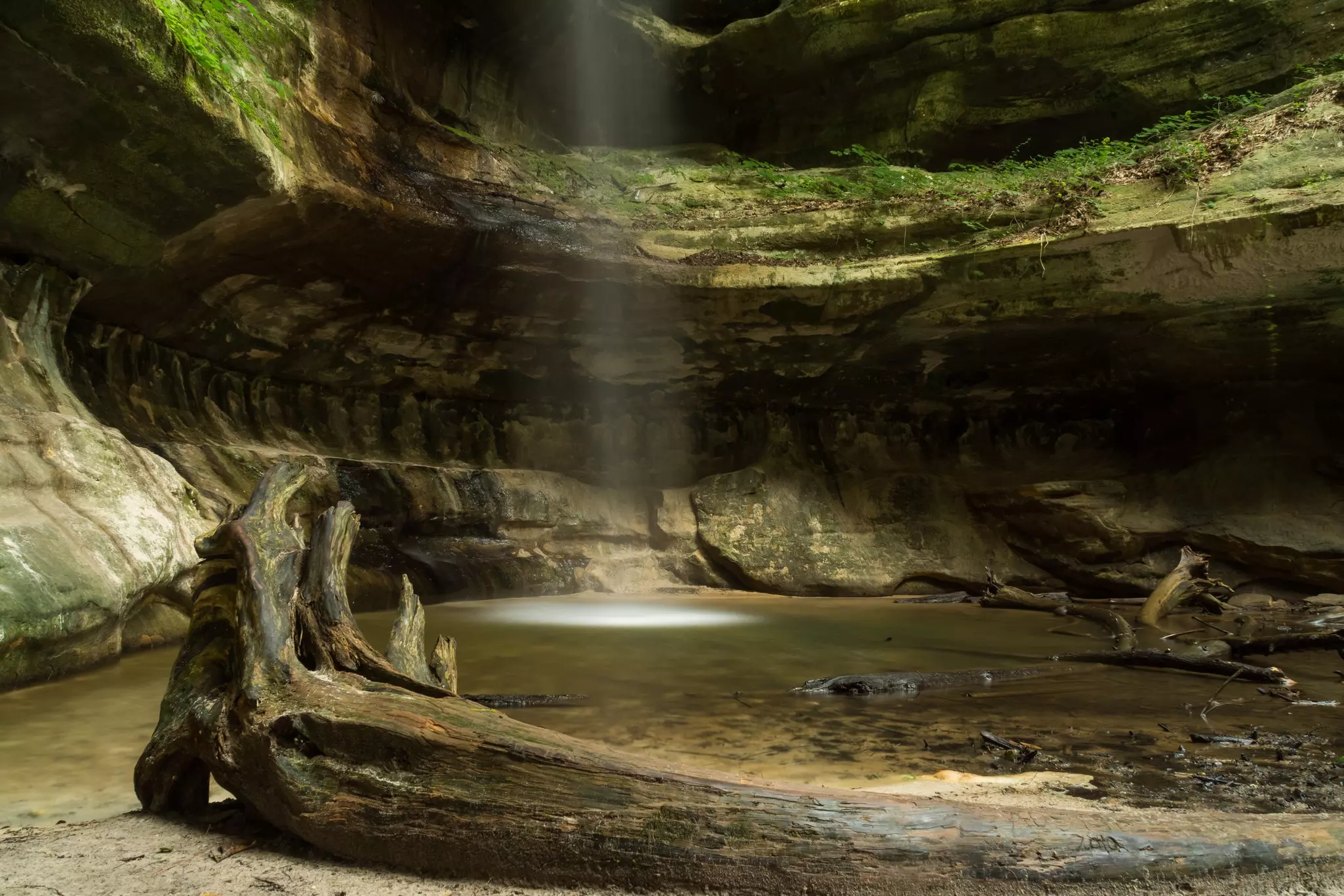Curved rock formation in Starved Rock State Park.