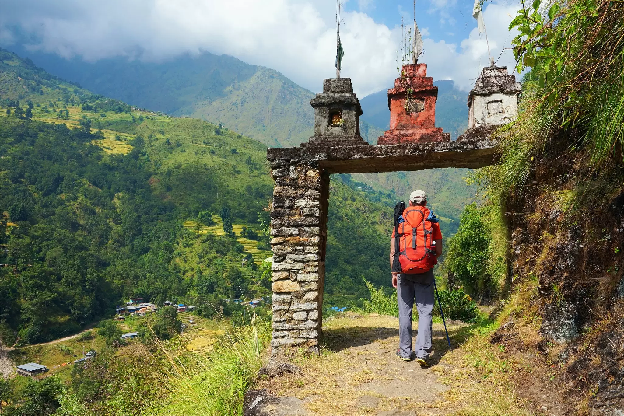To encourage safety and employment in the tourism sector, Nepal will soon require all trekkers in national parks to have licensed guides © MOROZ NATALIYA / Shutterstock