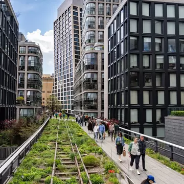 Crowds of people walking along the High Line, NYC.