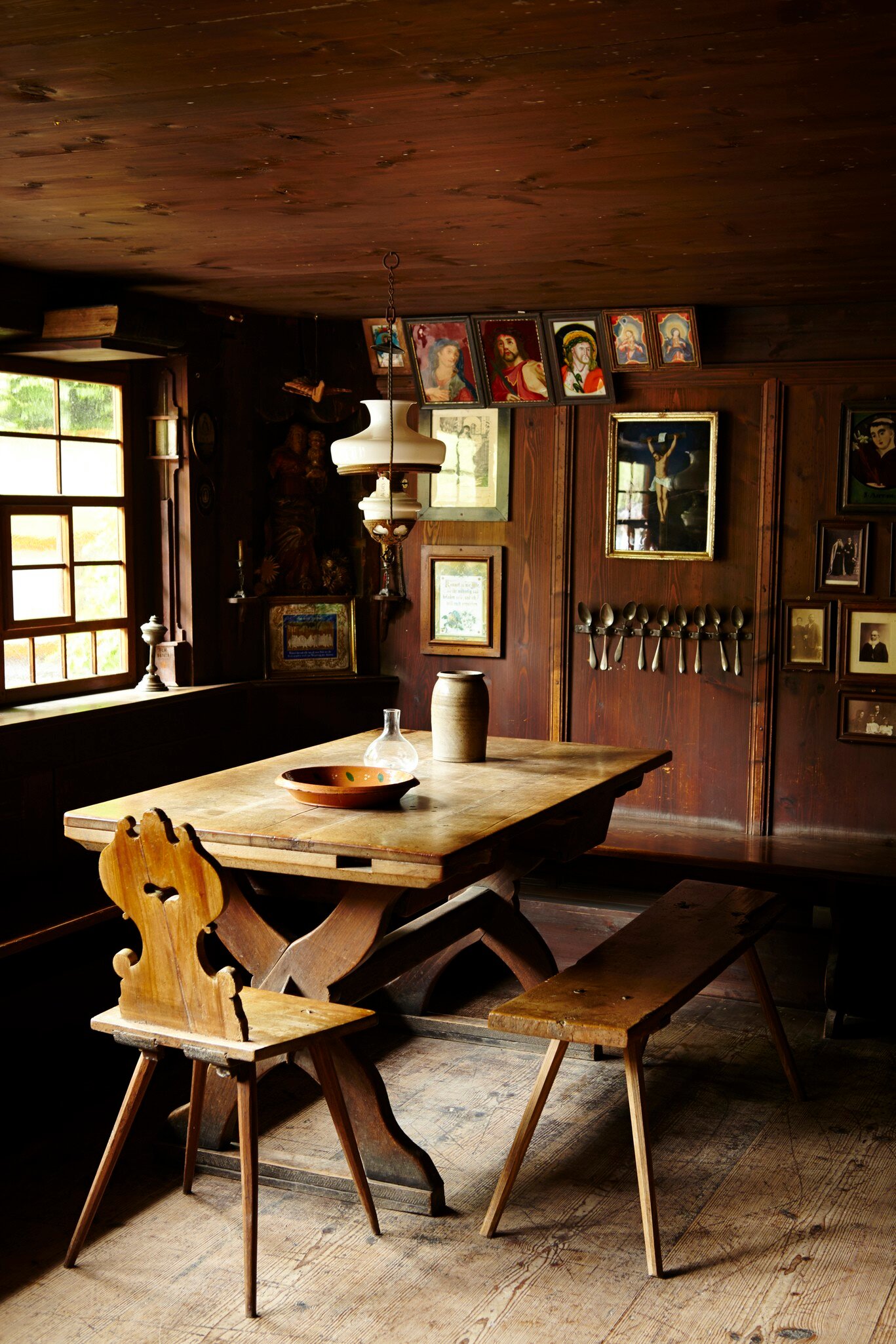 A 16th-century farmhouse dining room in the Black Forest Open Air Museum (Vogtsbauernhof Schwarzwälder Freilichtmuseum), Germany.