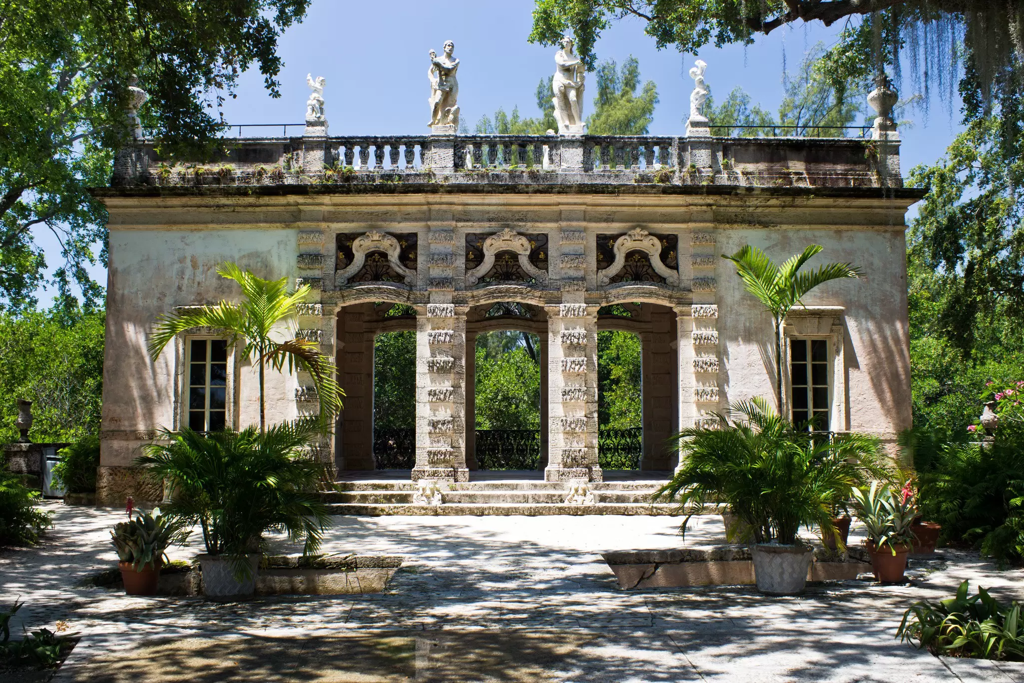 Building in an ornamental garden
175104911
day, home, villa, house, miami, nobody, estate, luxury, vizcaya, florida, viscaya, mansion, outdoors, building, renaissance, architecture, italian, and, grove, coconut, biscayne, bay, museum, gardens