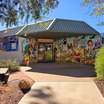 Colorful exterior of the visitor centre at the School of the Air in Alice Springs, Uluṟu & the Red Centre, Australia. 
