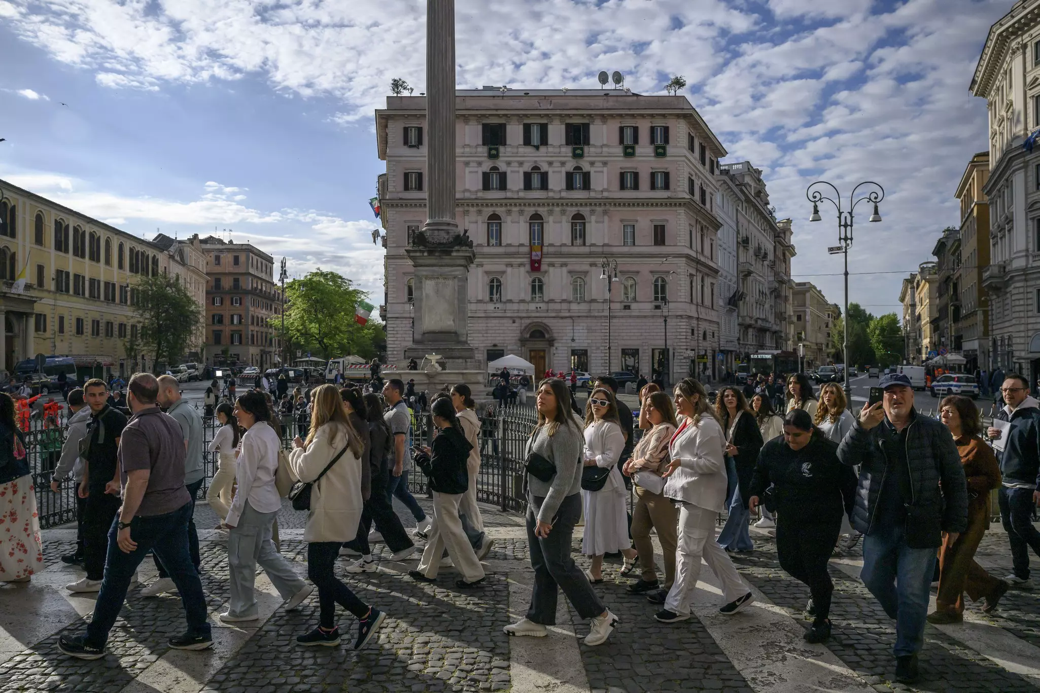ROME, ITALY - APRIL 27: Faithful queue to see the tomb of Pope Francis on the first day of its opening to the public in Santa Maria Maggiore Basilica, on April 27, 2025 in Rome, Italy. Funeral rites for the late Pope Francis are held for nine days afte...