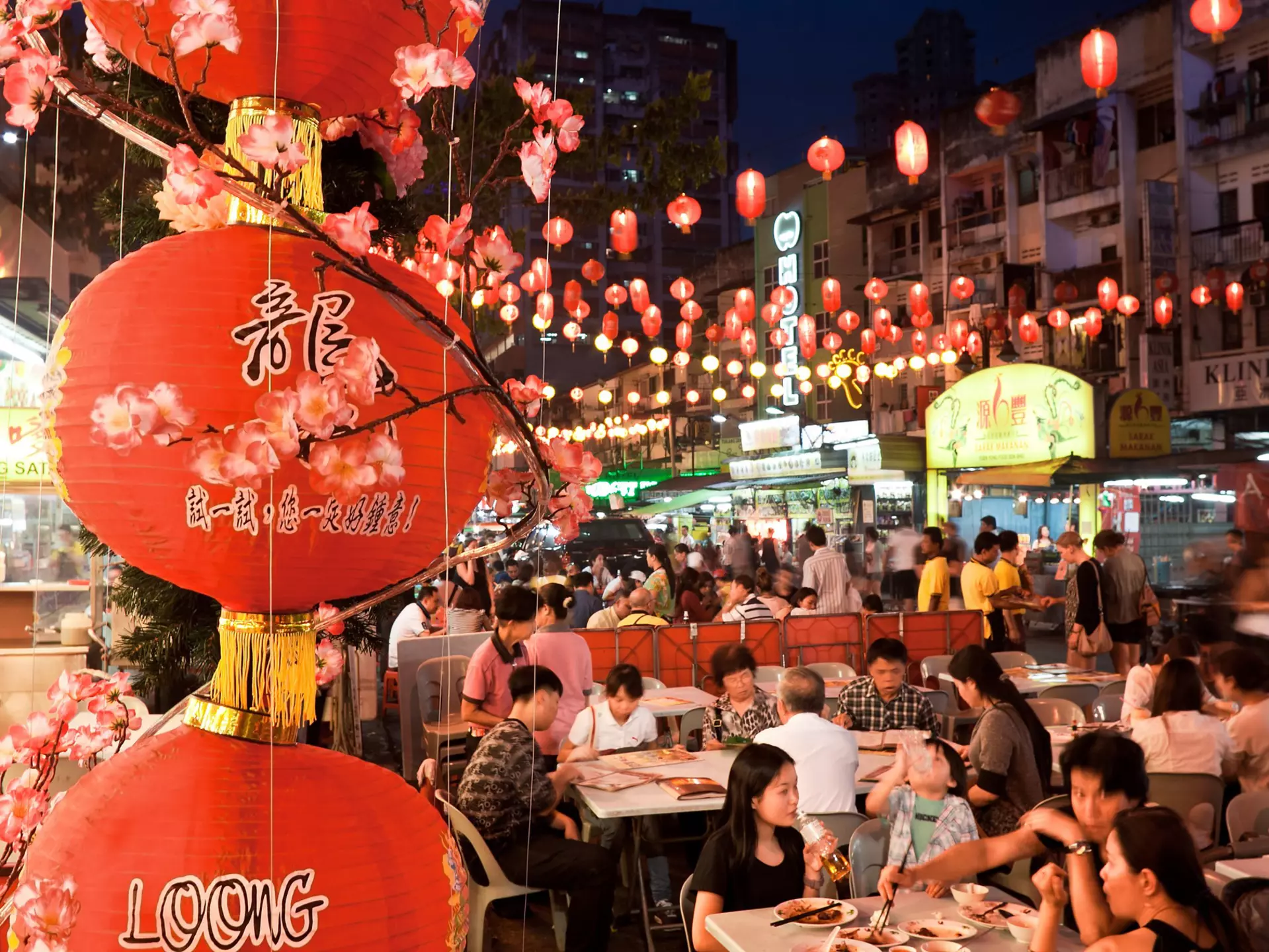 Dine outside in the warm tropical air on Jalan Alor Food Street in heart of Kuala Lumpur. Migel/Shutterstock