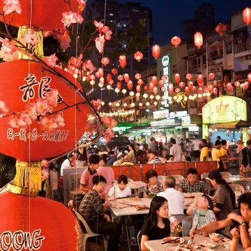 Dine outside in the warm tropical air on Jalan Alor Food Street in heart of Kuala Lumpur. Migel/Shutterstock