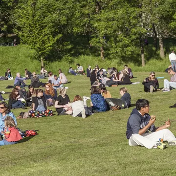 The summer is the best time to join locals for a picnic in Kelvingrove Park. Soopy Sue / Getty Images