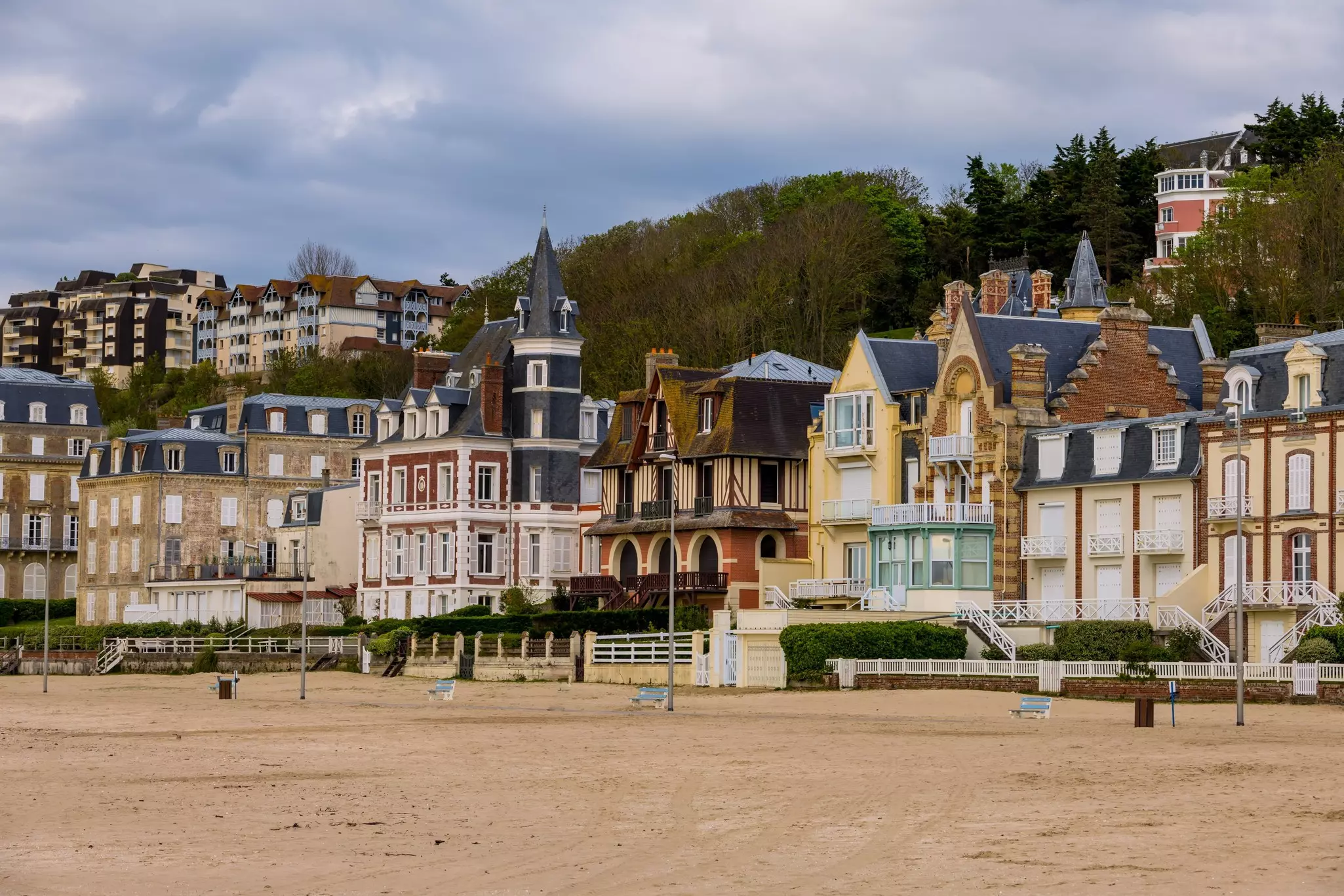 Large buildings that back straight onto a beach