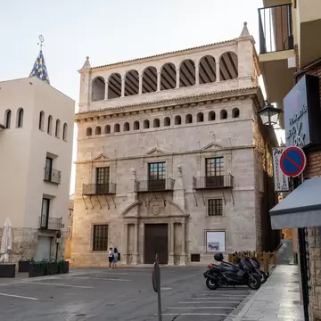 Exterior view of the Museo de Teruel, housed in a 16th-century Renaissance palace in Spain.