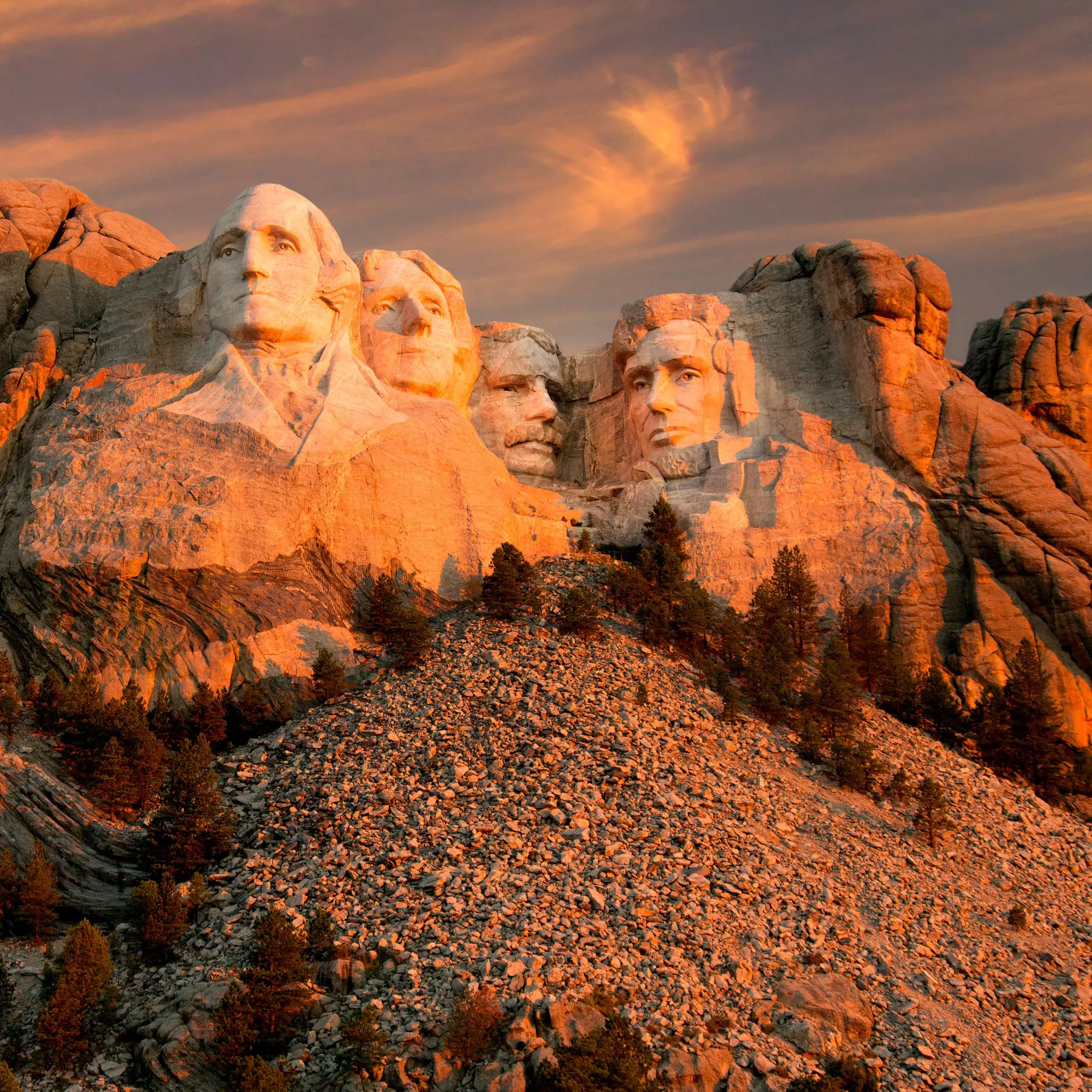 Sunset over Mount Rushmore, which bears the mountain carvings of Presidents Washington, Jefferson, Theodore Roosevelt, and Lincoln