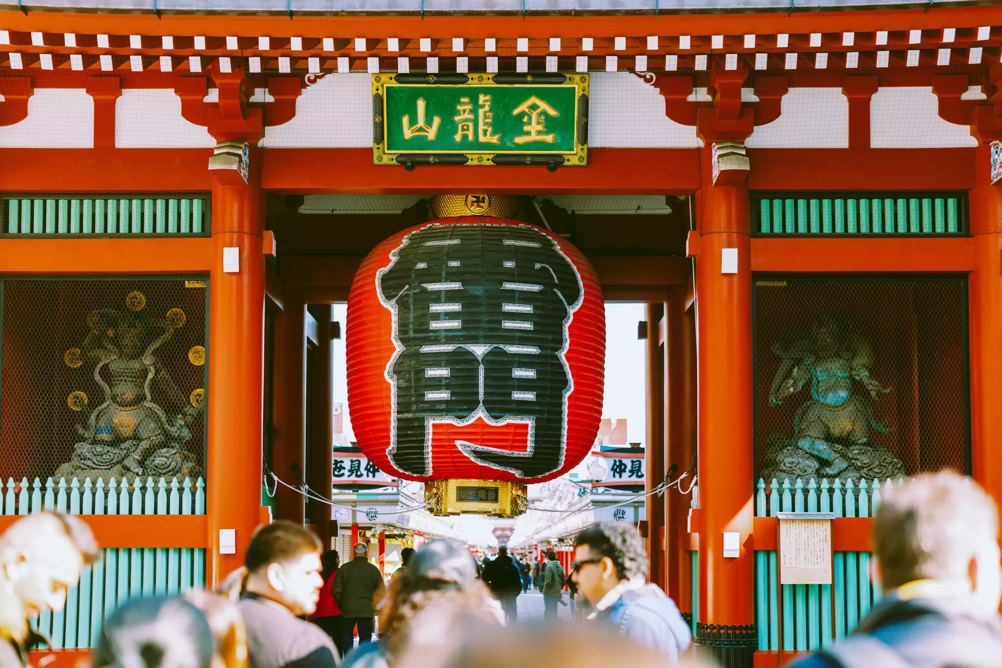 TOKYO, JAPAN. APRIL 2025. 
ASAKUSA
Kaminari-mon (Thunder Gate) at Sensō-ji