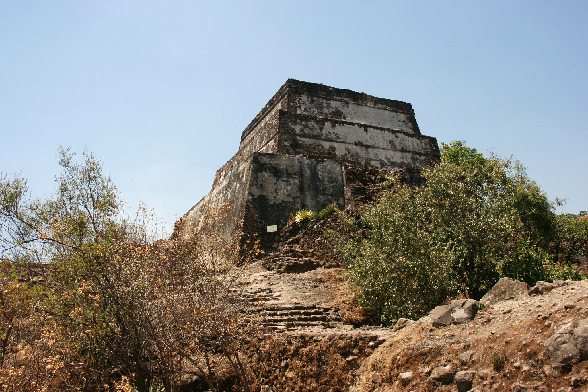 Pirámide de Tepozteco. Pyramid built on peak of the Sierra de Tepoztlan, Mexico.