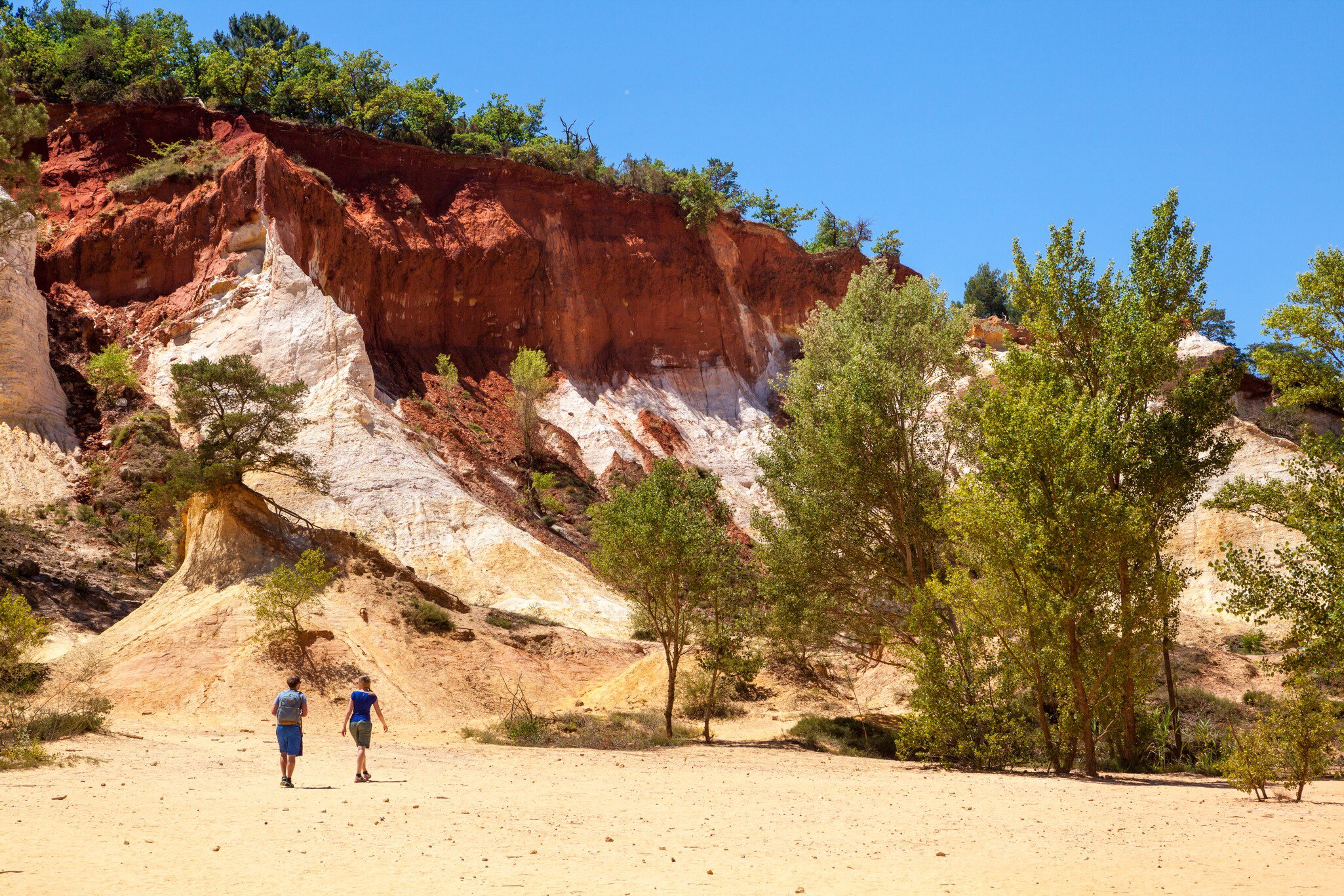 Two people walking in Bois de la Plate, Rustrel, Francia, Colorado Provencal.