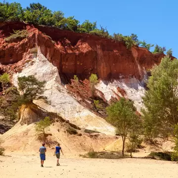 Two people walking in Bois de la Plate, Rustrel, Francia, Colorado Provencal.