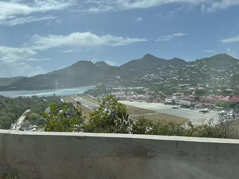 View of the Gustaf III airport runway in Saint Barthélemy. The ocean is at the end of the short runway. 