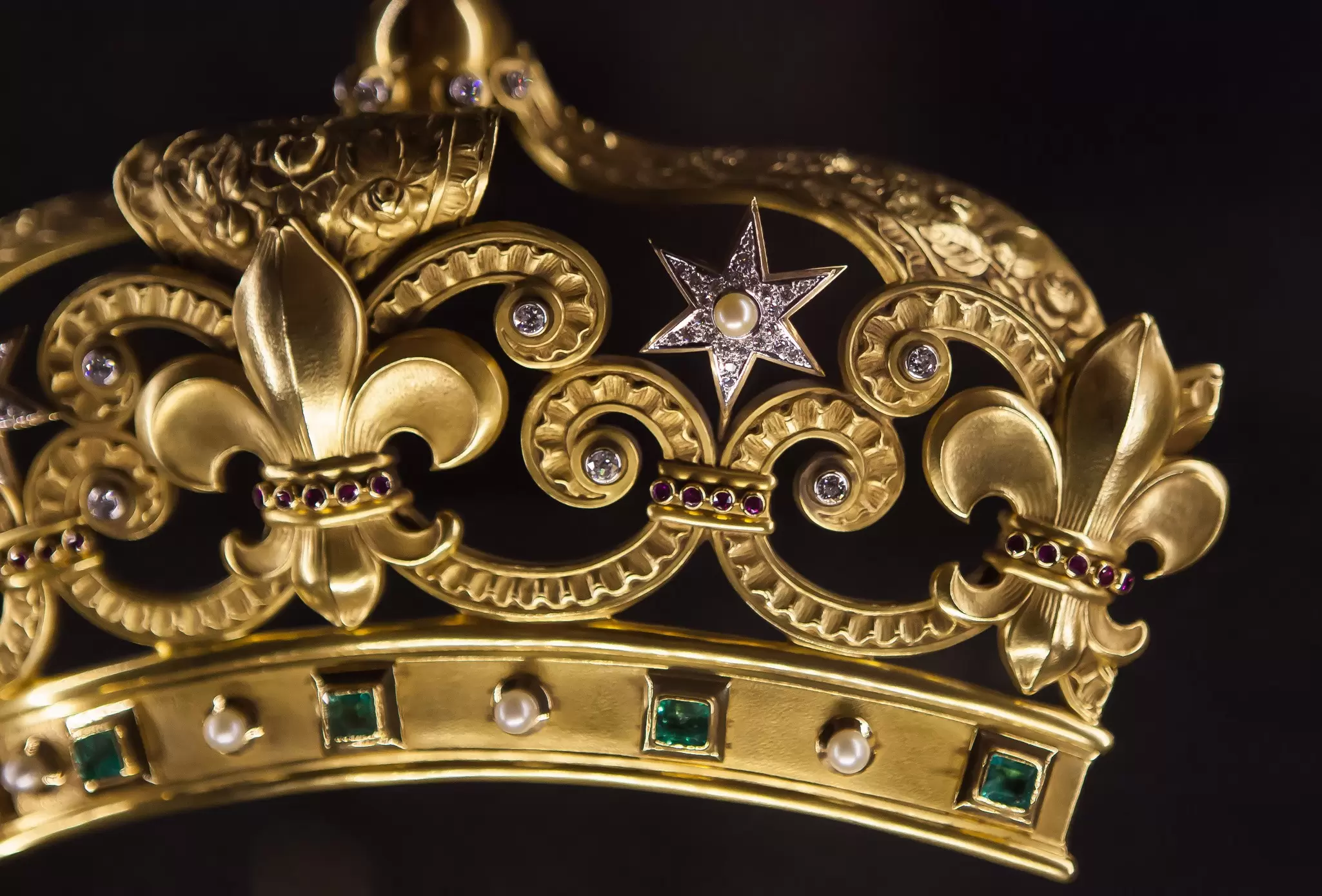 FEBRUARY 16, 2013: a golden crown at the cathedral of Notre Dame, exhibited in the nave of the cathedral.
134462135
gold, paris, jewels, church, france, prayer, jewelry, religion, medieval, treasure, cathedral, silverware, notre dame