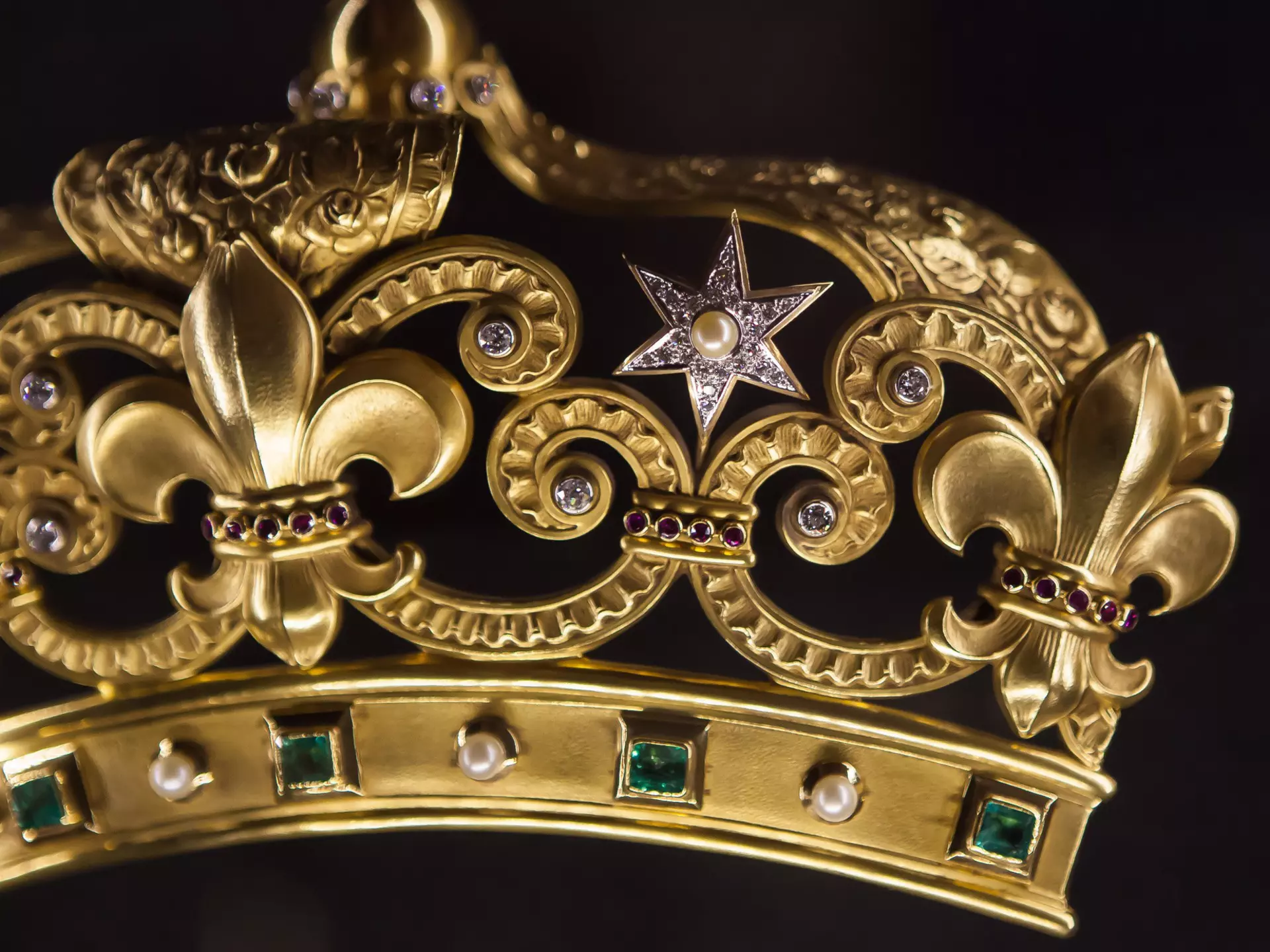 FEBRUARY 16, 2013: a golden crown at the cathedral of Notre Dame, exhibited in the nave of the cathedral.
134462135
gold, paris, jewels, church, france, prayer, jewelry, religion, medieval, treasure, cathedral, silverware, notre dame