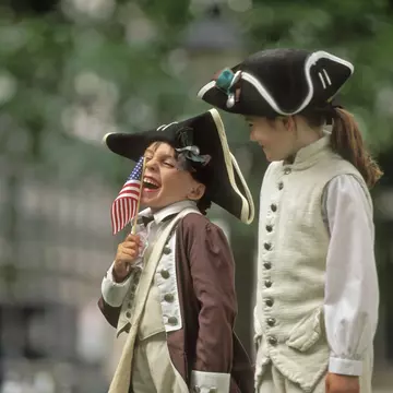 529568354
two people:CB1, boy:CB2, festivity:CB2, Caucasian ethnicity:CB2, travel:CB2, American flag:CB2, costume:CB2, vest:CB2, tricorne:CB2, girl:CB2, patriotism:CB2, summer:CB2, Americana:CB2, Independence Day (USA):CB2, customs and celebrations:CB2, Philadelphia:CB2