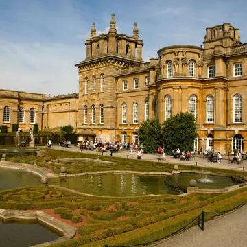 Woodstock, Oxfordshire, UK, 22-10-2010 - Tourists enjoying the sunshine in the formal gardens at Blenheim Palace, Oxfordshire., License Type: media, Download Time: 2024-12-18T22:12:45.000Z, User: meg3348277, Editorial: true, purchase_order: 56530 - Guidebooks, job: Global Publishing-WIP, client: England 13, other: Megan Cassidy