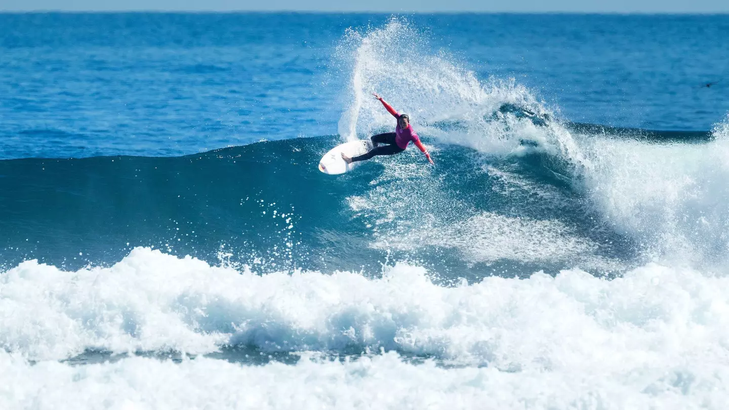 Margaret River - A female surfer carves the face of a wave at the Margaret River Pro 2018 ©Kelly Cestari/WSL/Shutterstock