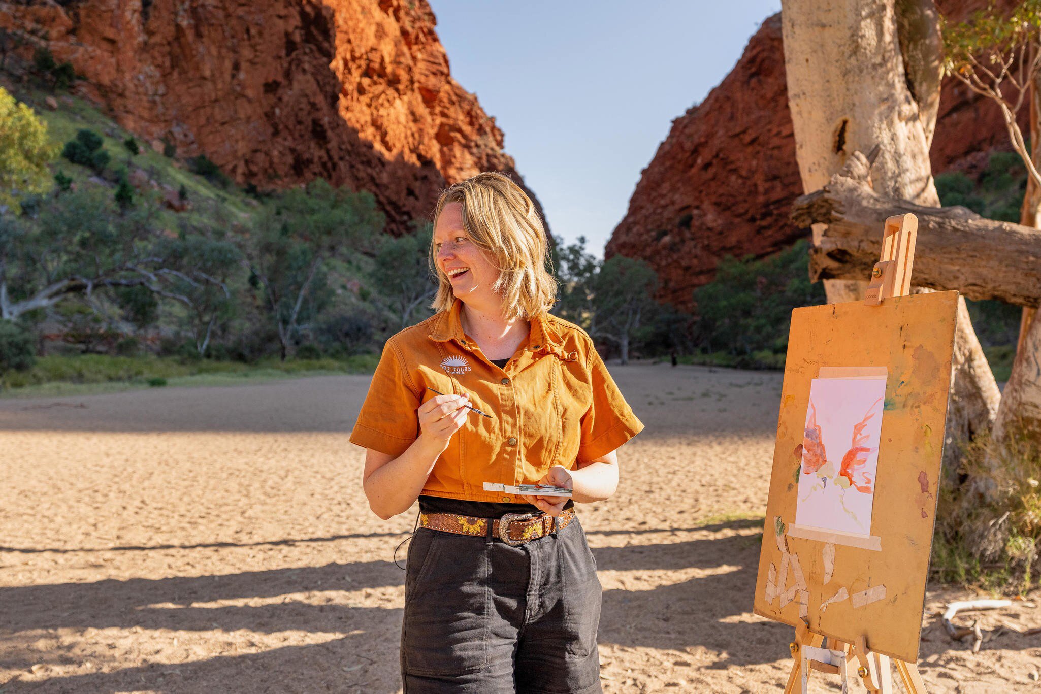 Painting workshop at the Art Tours of Australia in the Uluṟu & the Red Centre region of Australia. 