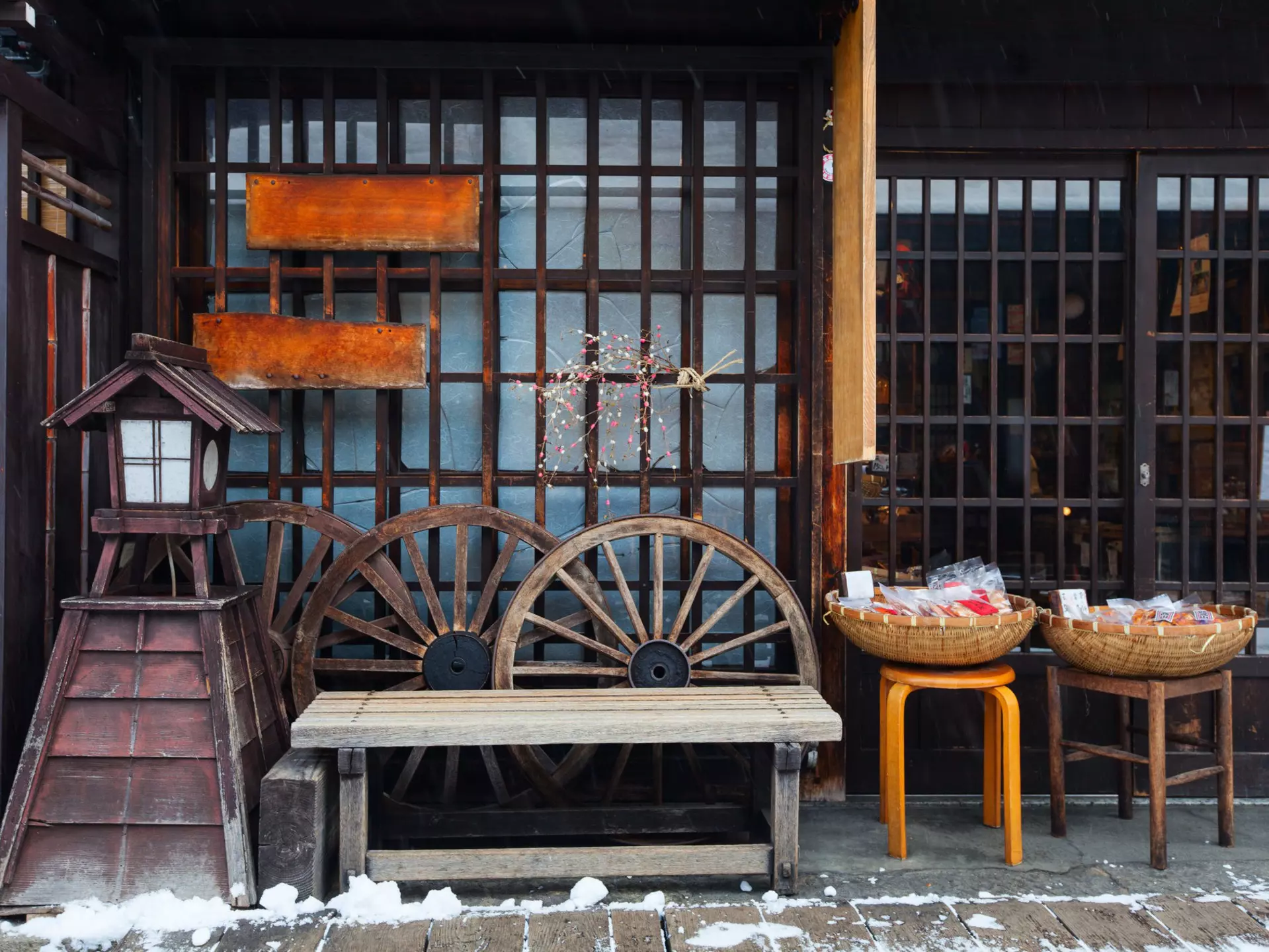 Storefront in Takayama's old town centre. BlueOrange Studio / Shutterstock