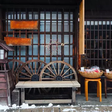 Storefront in Takayama's old town centre. BlueOrange Studio / Shutterstock