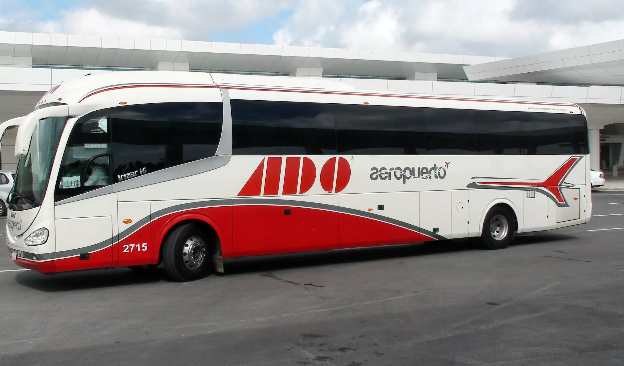 ADO Airport Bus parked at Cancun Airport.
 ©LIVINUS/Getty Images