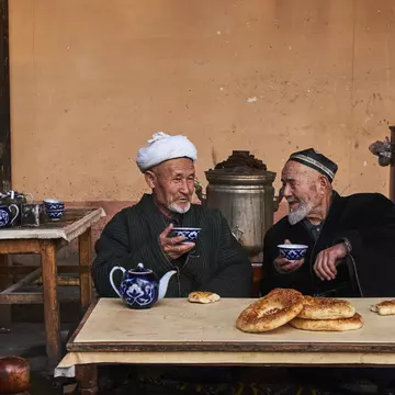 Uzbek men in a chaikhana (traditional tea house) in Kokand, Fergana Valley, Uzbekistan.