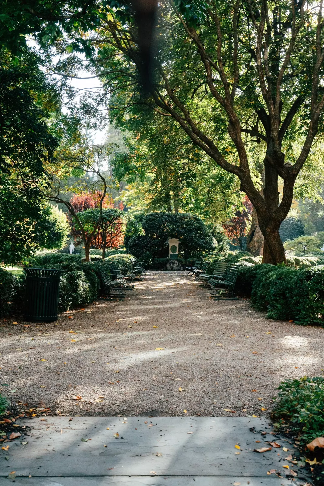 Peaceful walkway in Gramercy Park surrounded by greenery in Midtown Manhattan