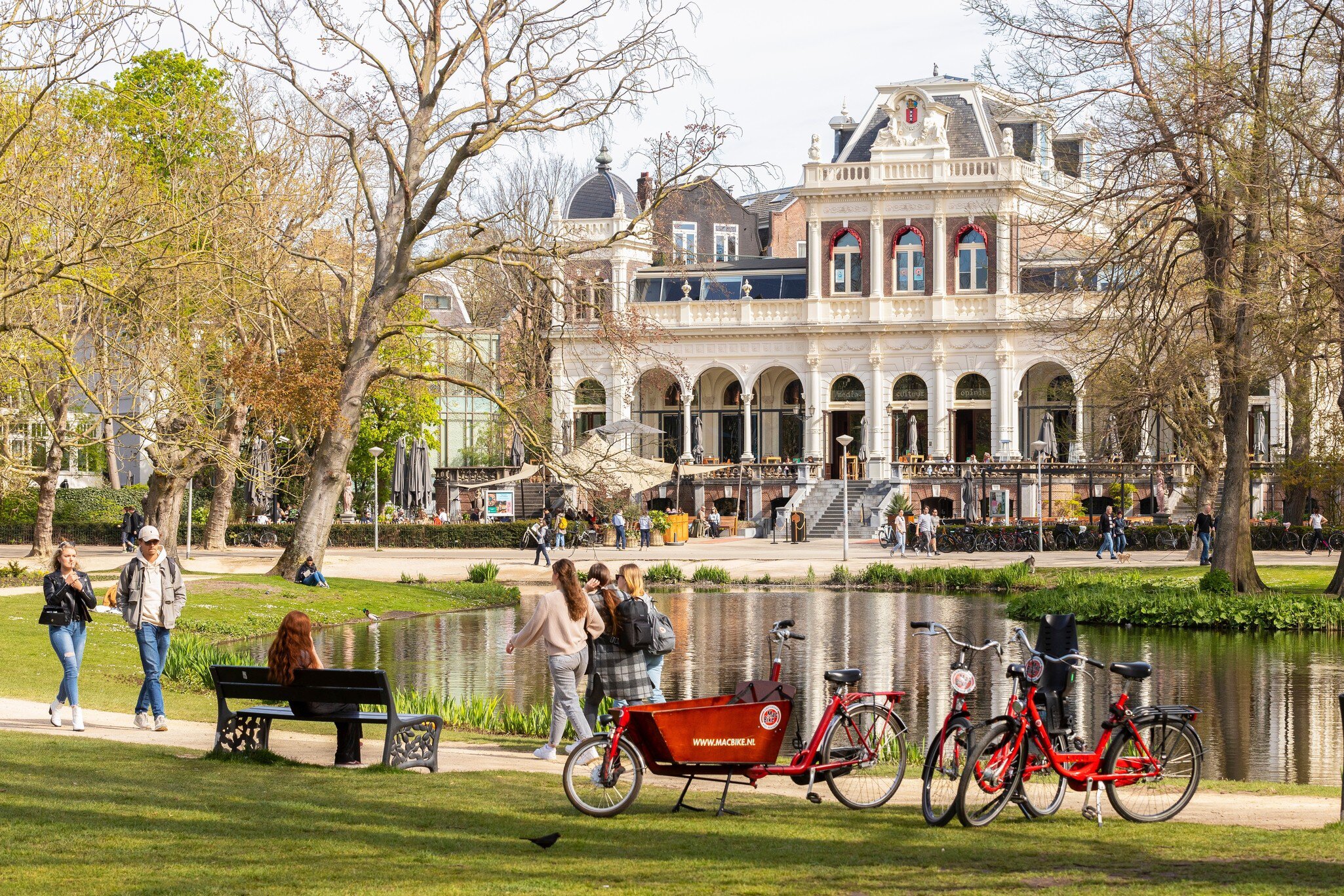 A cargo bike beside the Hamer pavilion among trees in Vondelpark