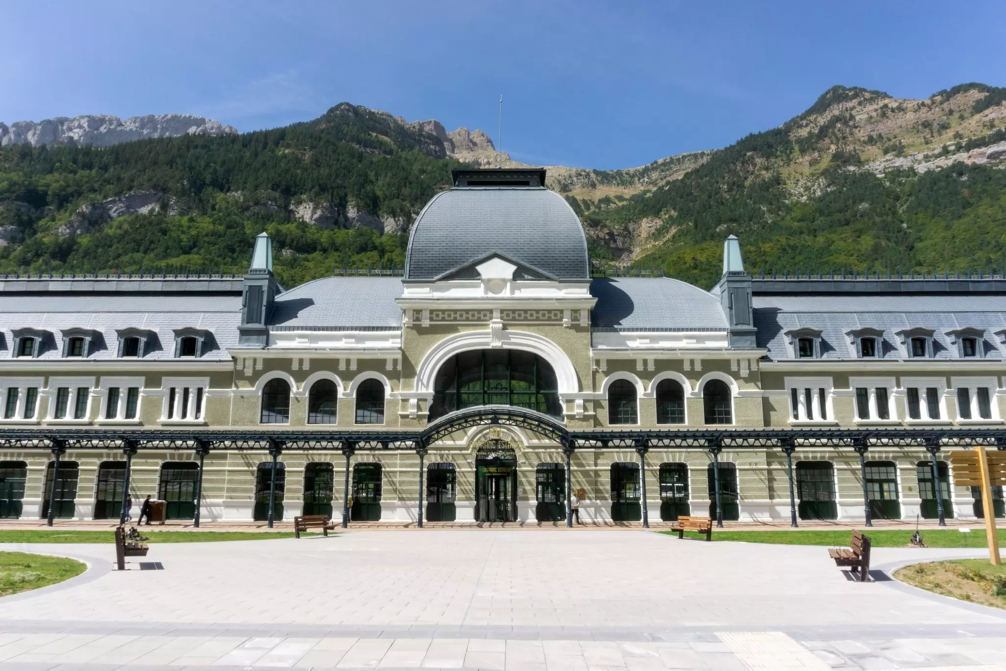 The hotel in the former Canfranc Estación combines original features with modern amenities © Nandi Estevez / Shutterstock
