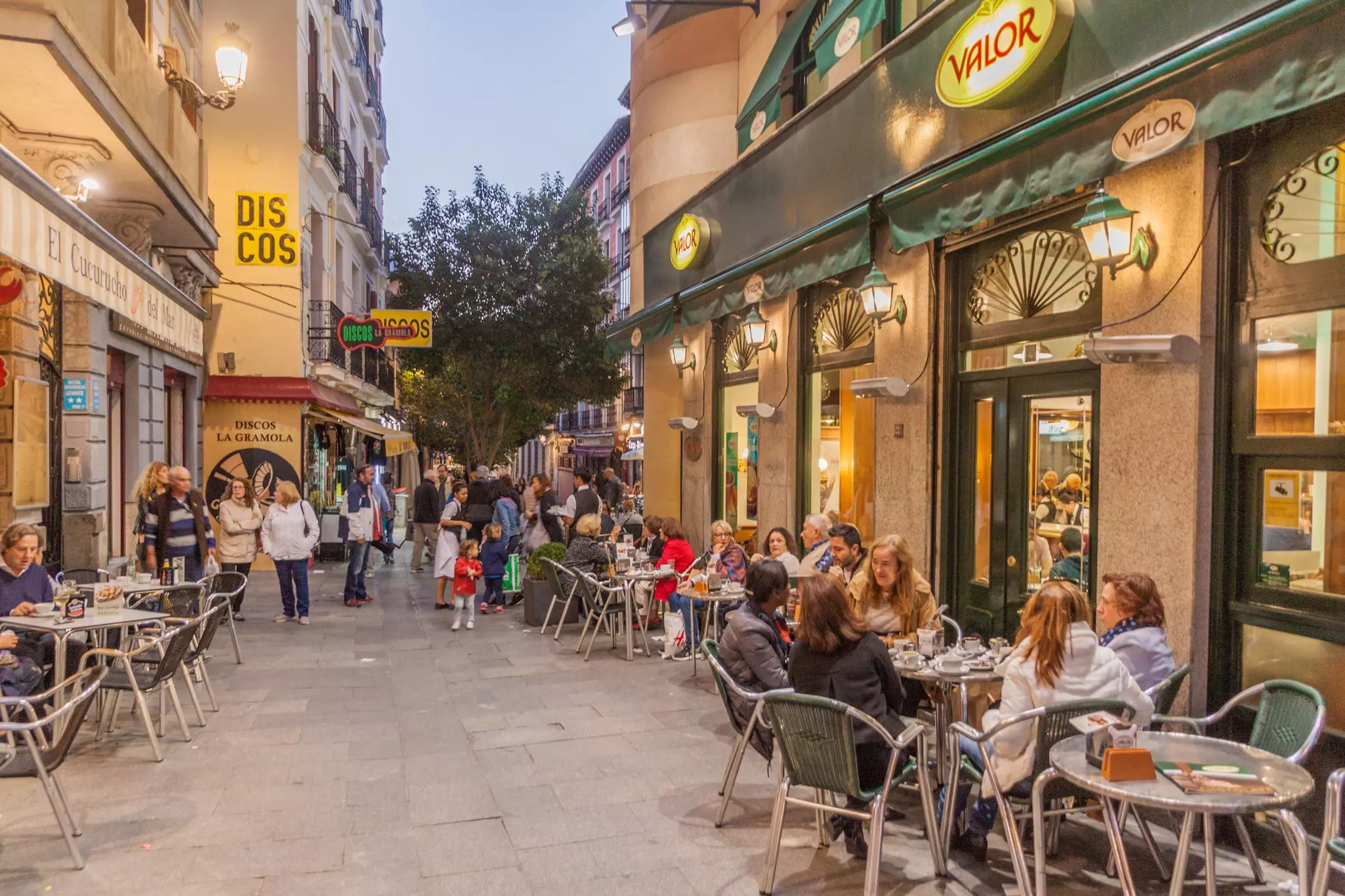 In Spain, <em>tarde </em>(afternoon) can last until 6 or 7pm when people sometimes enjoy an aperitivo or a light bite before dinner later in the evening © Matyas Rehak / Shutterstock