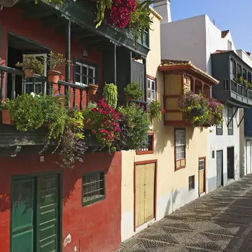 Spain, Canary islands, La Palma, Santa Cruz de La Palma, Avenida Maritima, View of buildings