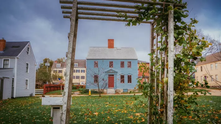 Historic colonial house framed by wooden garden arbor with autumn leaves, in Portsmouth, New Hampshire, USA., License Type: media, Download Time: 2026-04-10T17:16:23.000Z, User: Sarahstocking, Editorial: false, purchase_order: 65020 - Marketing or Sales - this includes sponsored articles, job: Digital , client: Summer in New Hampshire, other: Sarah Stocking
