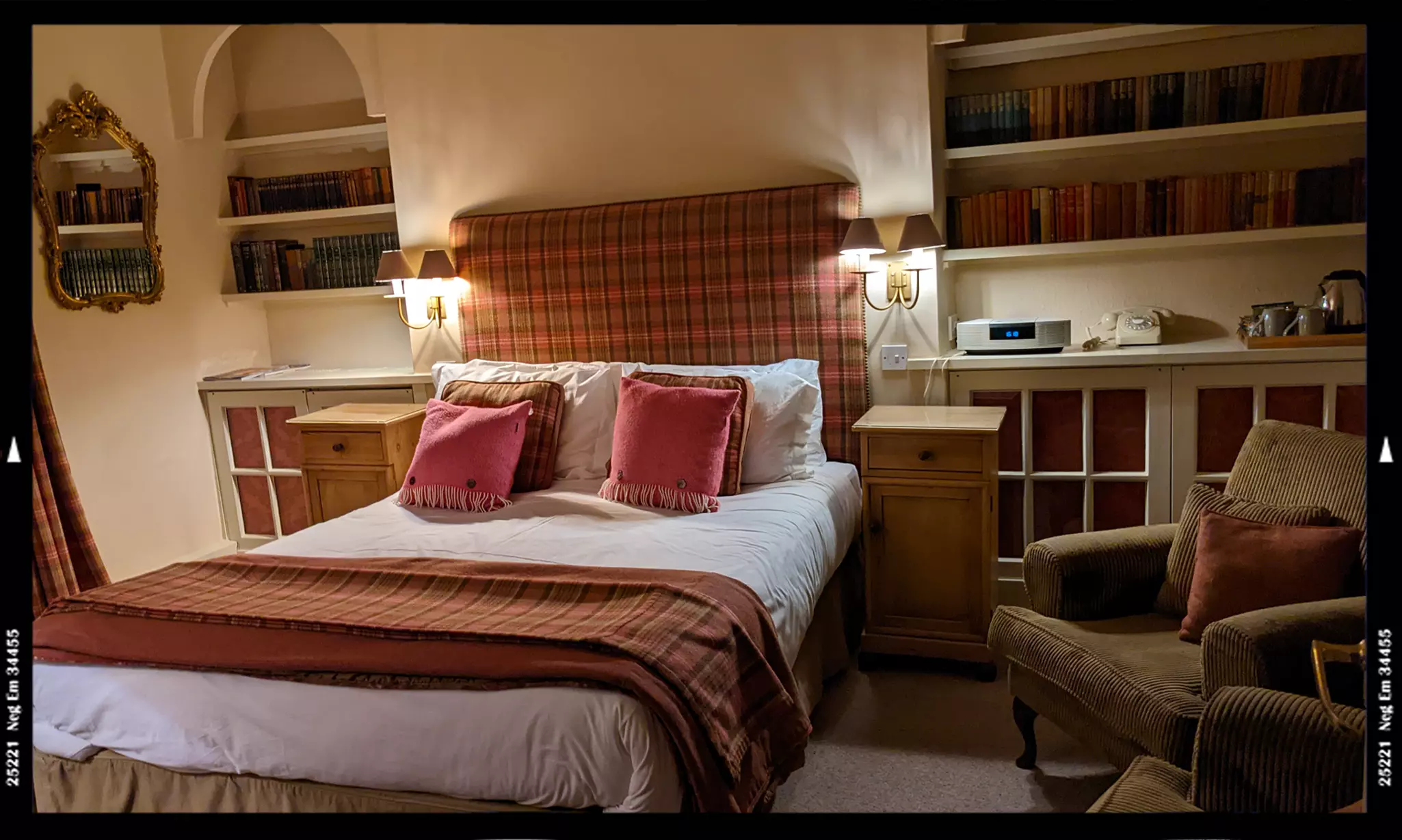 The cozy interior of the Rose & Crown © Amy Lynch / Lonely Planet