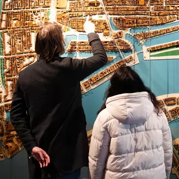 Visitors view a map on the wall at Museum Rotterdam '40-'45 NU exhibit.