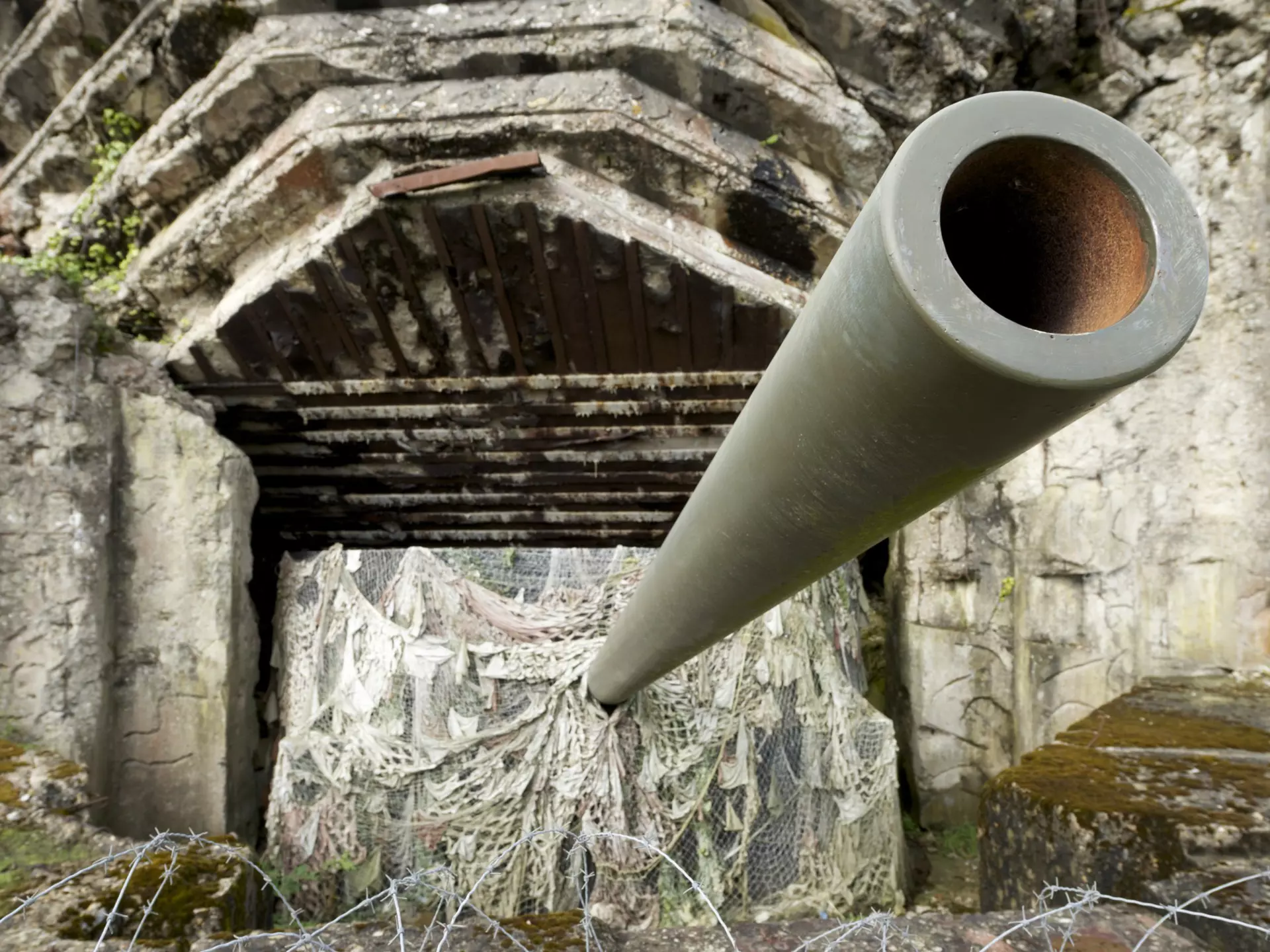 The Longues-sur-Mer Battery is a 150mm German artillery gun