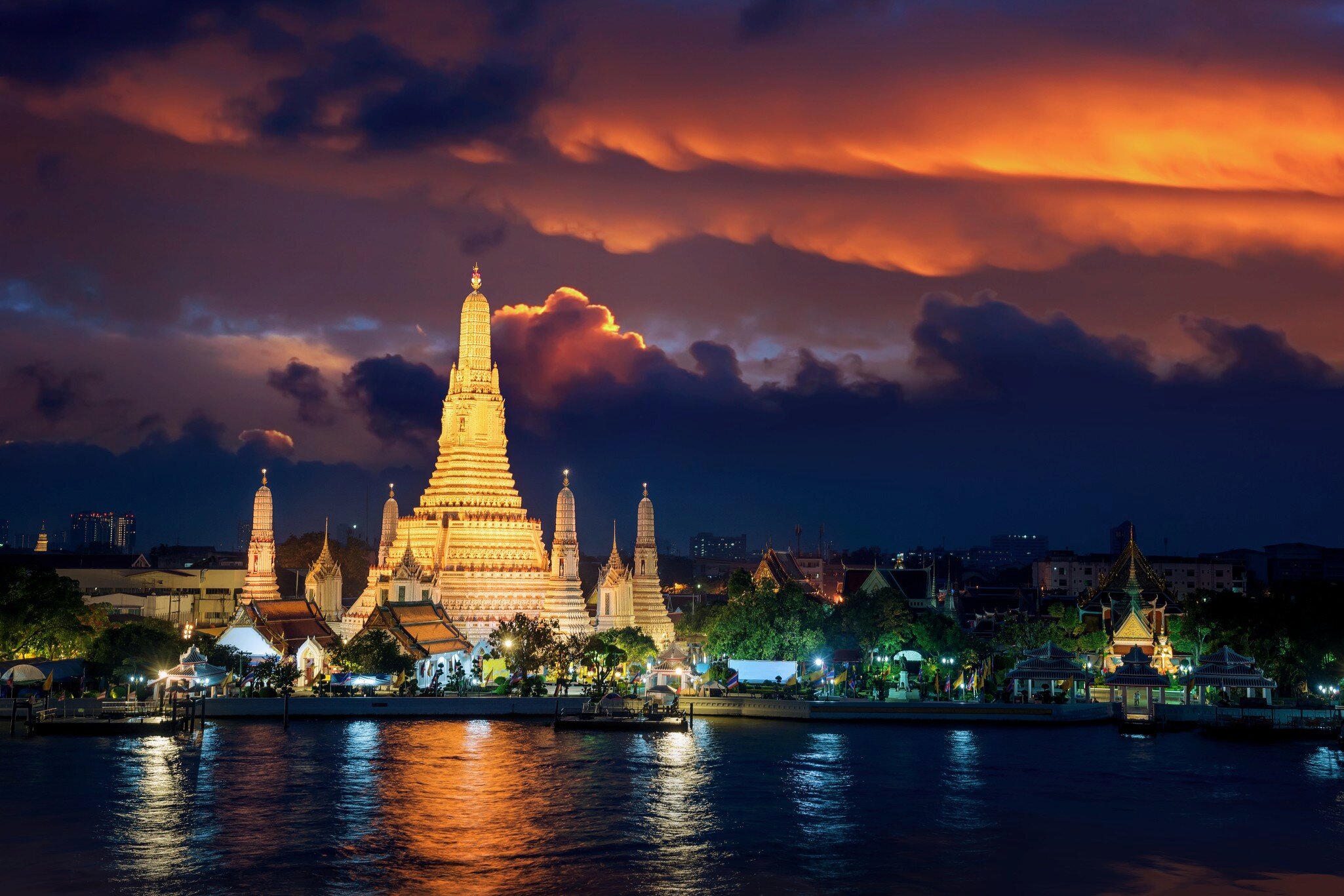 Wat Arun temple in Bangkok during sunset © Anek S/500px