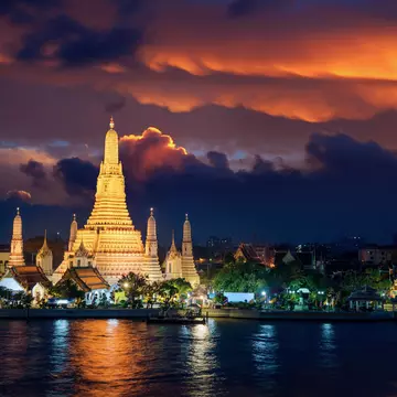 Wat Arun temple in Bangkok during sunset © Anek S/500px
