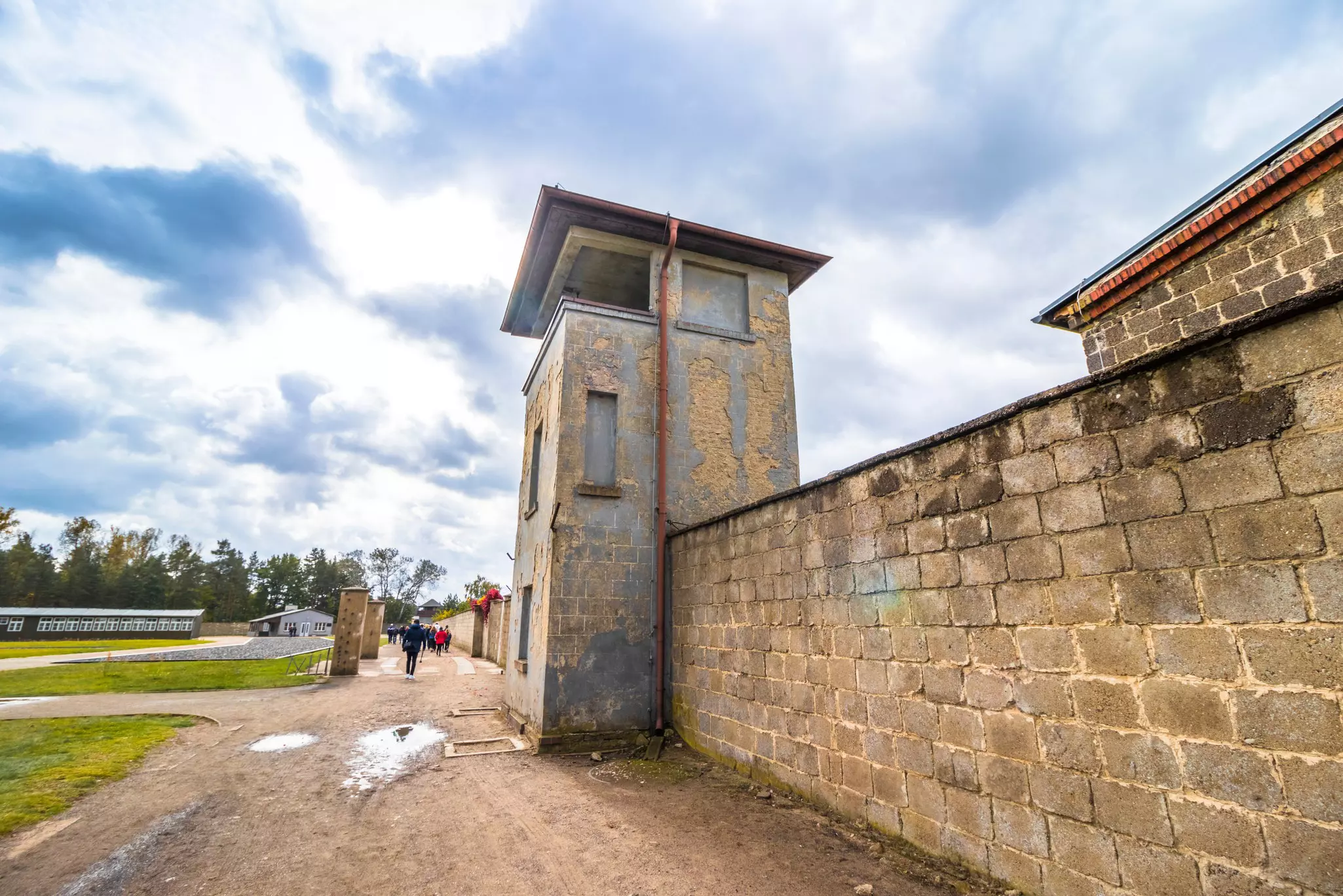 A long stretch of a large wall with a guard tower
