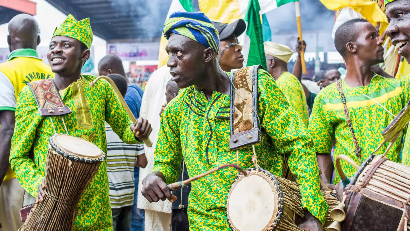 When traveling in Nigeria, do as the locals do: hunt for bargains © Ajibola Fasola / Shutterstock