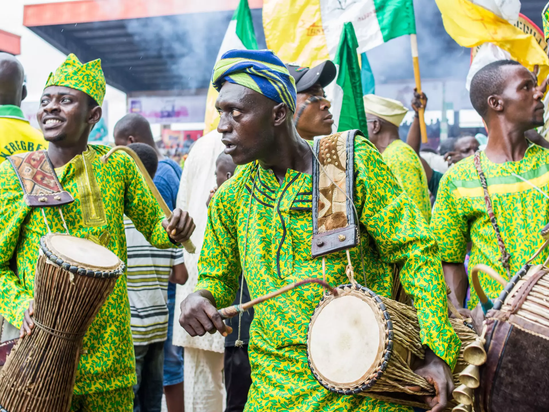 When traveling in Nigeria, do as the locals do: hunt for bargains © Ajibola Fasola / Shutterstock
