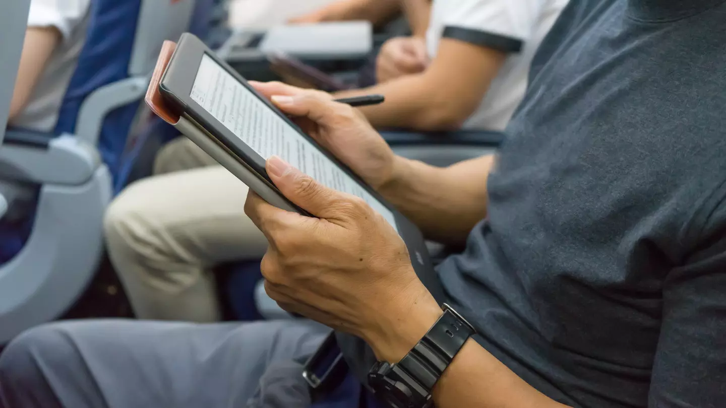 The middle seat: a cramped, crowded experience. Chun photographer / Shutterstock