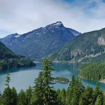 USA, Washington State, North Cascades, Ross Lake National Recreation Area, Diablo Lake and Davis Peak from Diable Lake Overlook