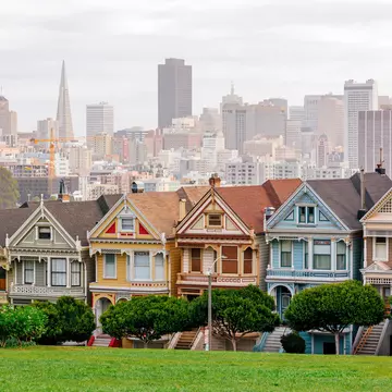 Multi-colored Painted Ladies houses at Alamo Square, San Francisco, California, USA