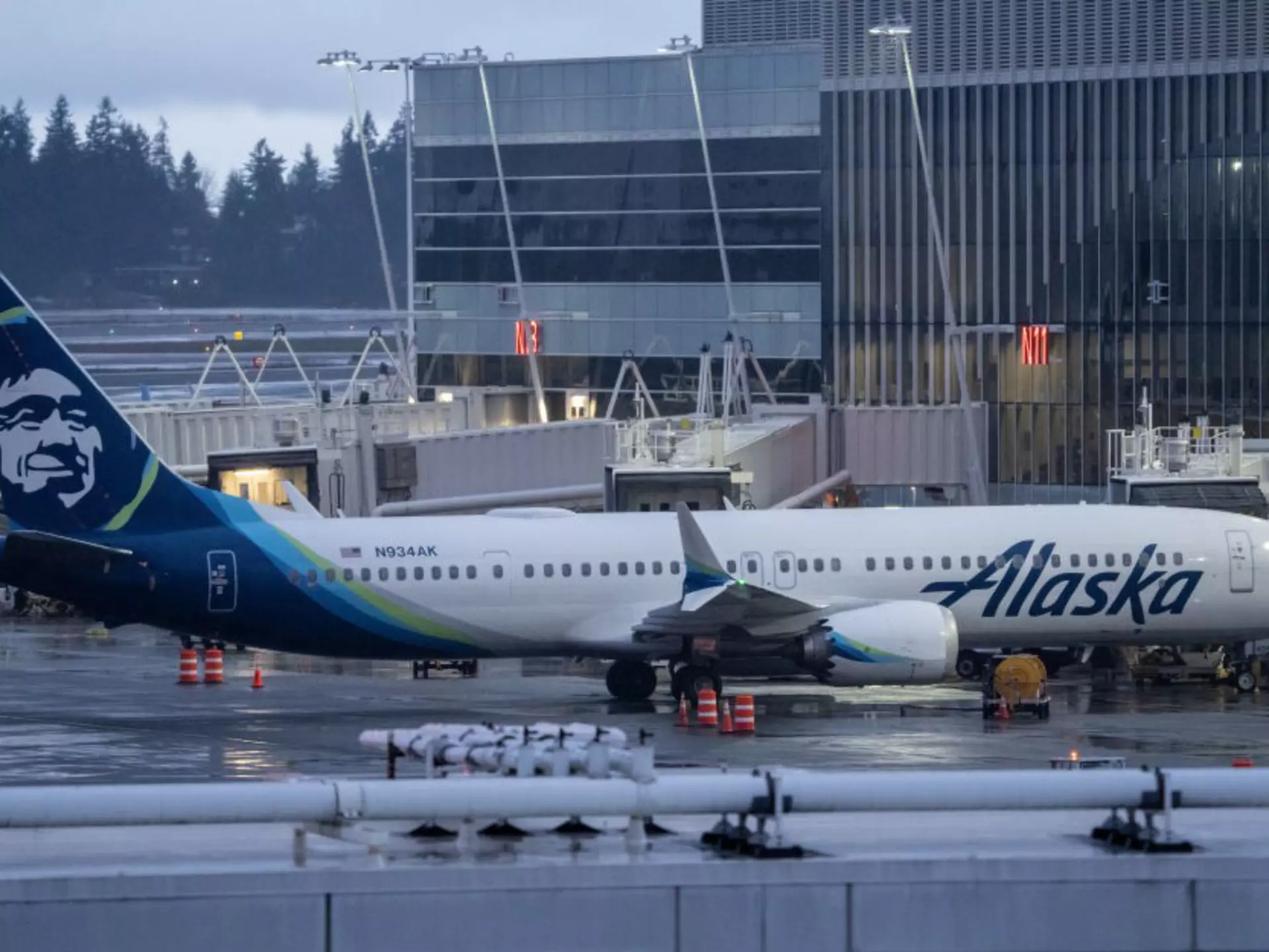 Some Boeing 737 MAX 9 airplanes have are grounded since a door plug fell out of an Alaska Airlines plane mid-flight © Stephen Brashear / Stringer / Getty Images