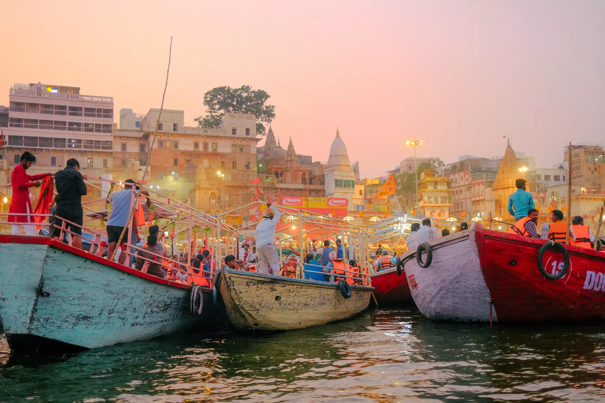 Onlookers gather for Ganga Aarti, Varanasi