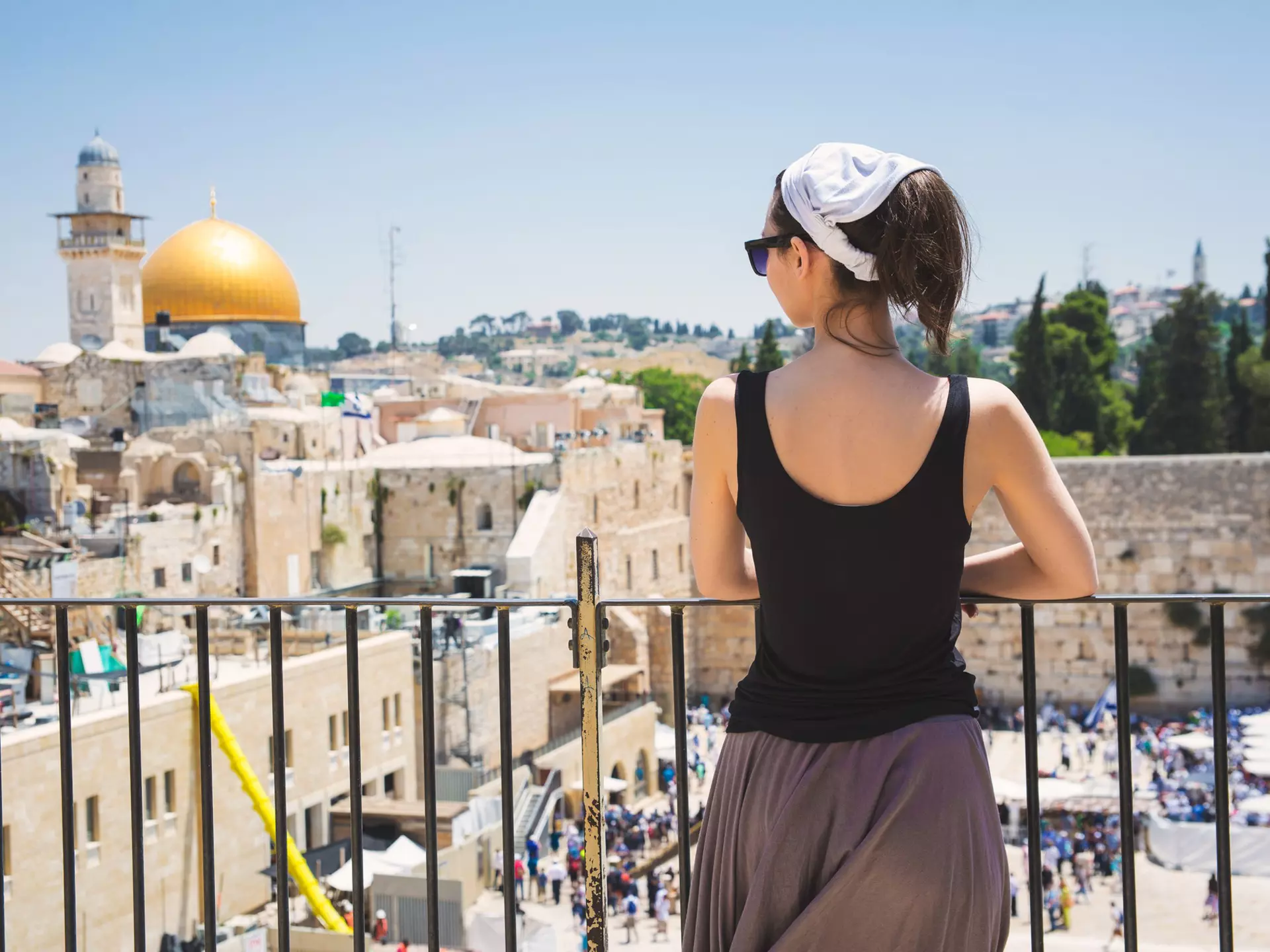 Girl looks at the Wailing Wall in Jerusalem
871667846