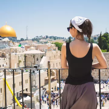 Girl looks at the Wailing Wall in Jerusalem
871667846